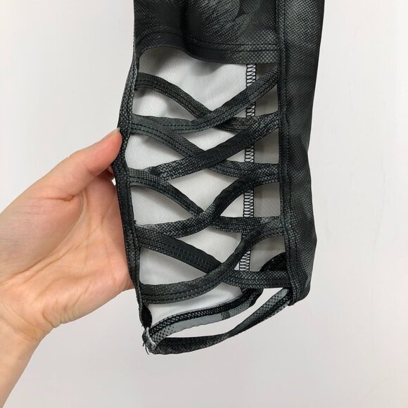 Onzie Capri Yoga Weave leggings in grey black petunia print SP cross cross hems - Picture 11 of 16